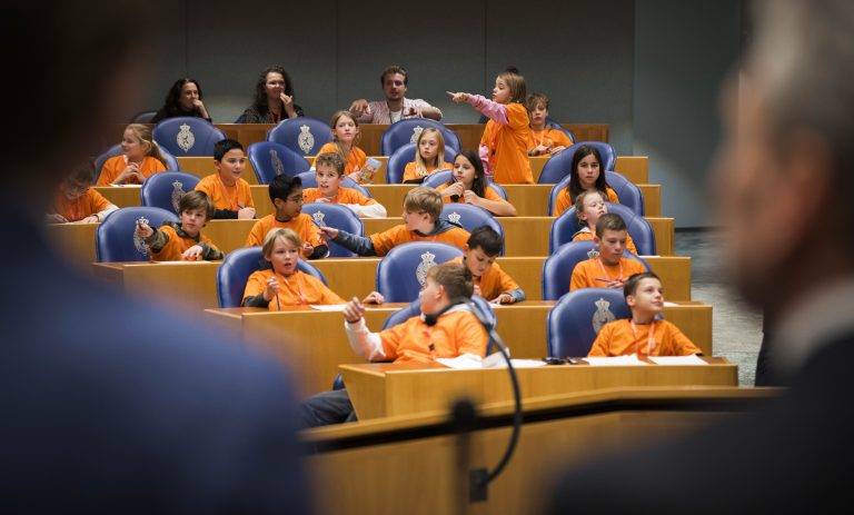 Kinderen nemen de Tweede Kamer over: ‘Meneer Schoof, komt er oorlog in Nederland?’