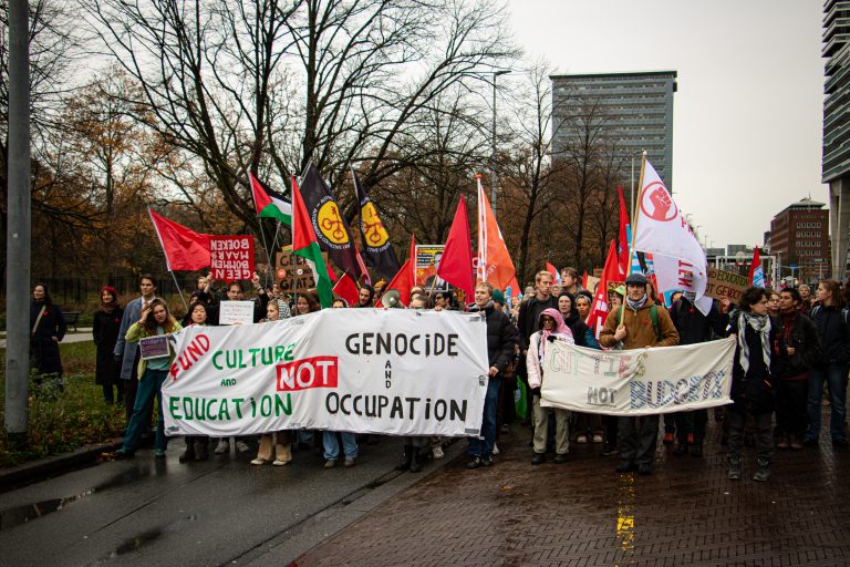 ‘Duizenden mensen’ demonstreren tegen bezuinigingen in het hoger onderwijs