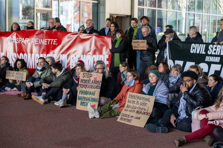 Fotoreportage: Sit-in protest ‘Ambtenaren en de Grondwet’ bij het Ministerie van Buitenlandse Zaken