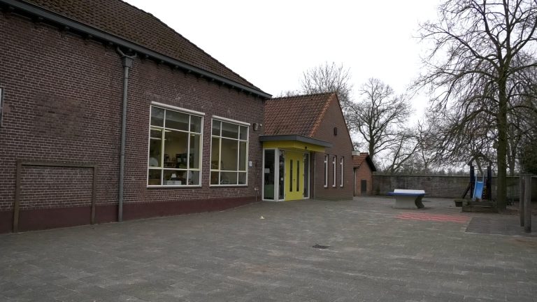 Kleine basisschool kleurt paars wanneer het moet.