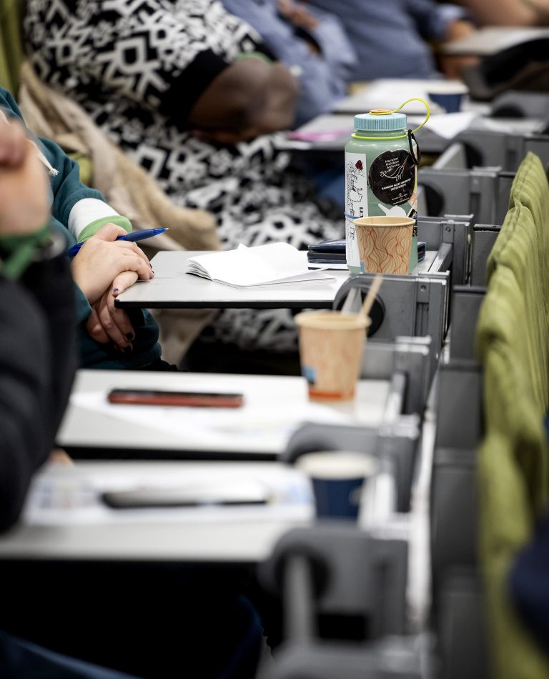 Het aantal mbo-studenten blijft dalen: “In Nederland willen jongeren steeds ‘hoger en hoger’ klimmen.”