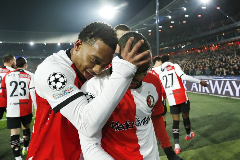 Feyenoord zet in kolkende Kuip reuzenstap richting knock-outfase Champions League