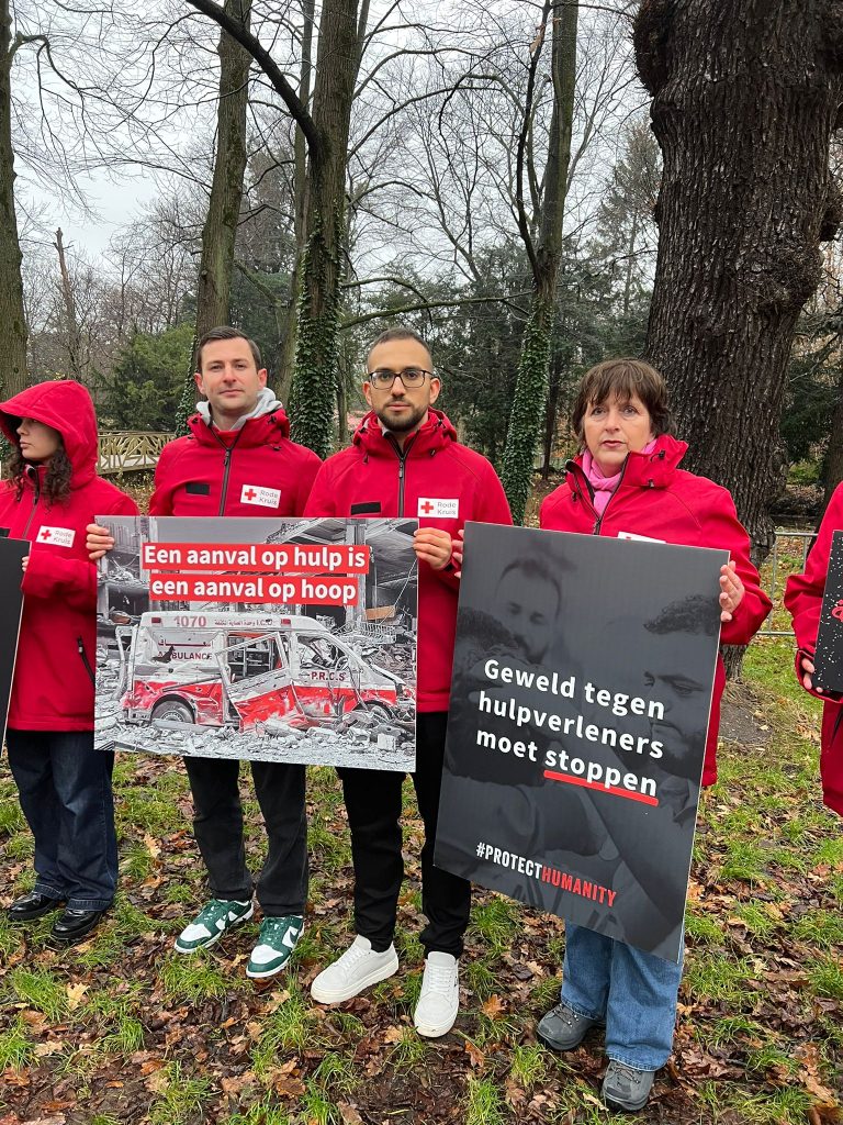 Rode Kruis herdenkt overleden collega’s in ‘dodelijkste jaar voor zorgverleners’