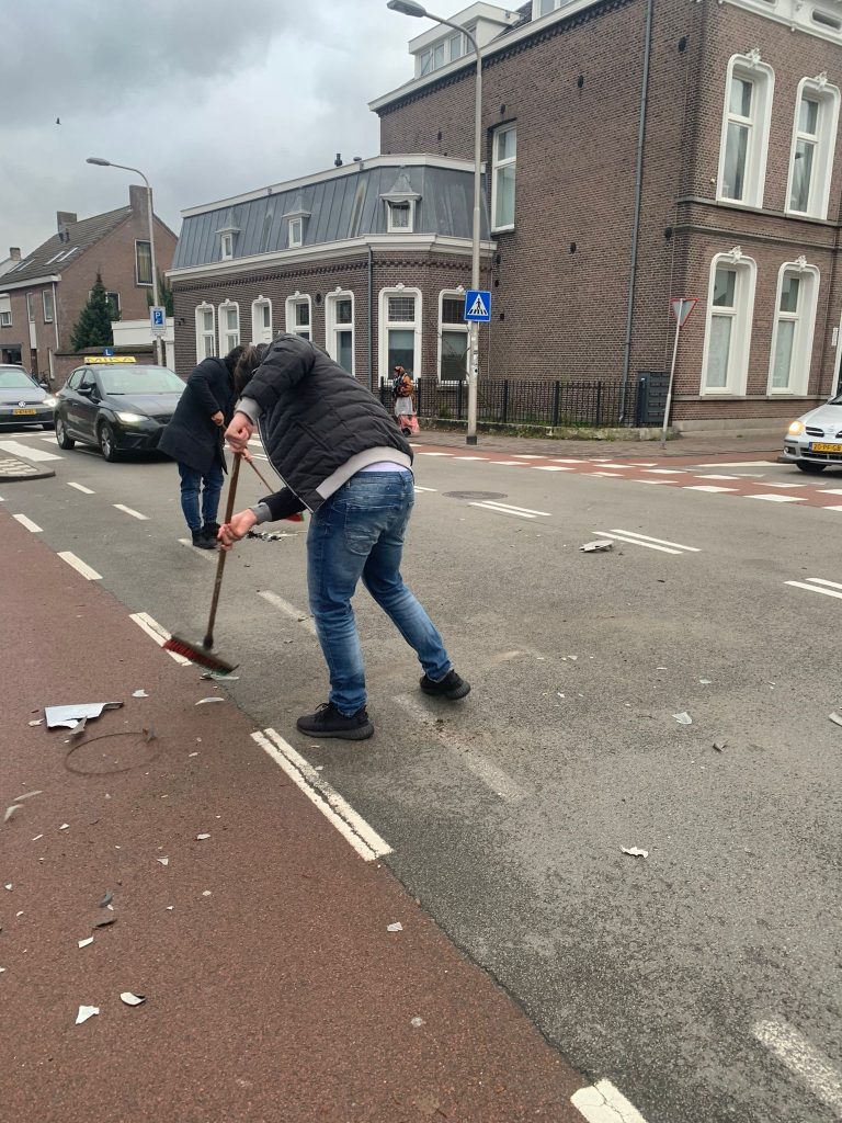 Harde botsing op kruispunt Goirkestraat: studenten schieten te hulp