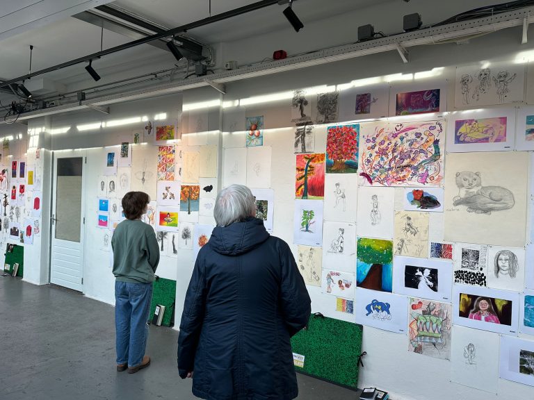 Kinderen Kleuren de expositieruimte in Tilburg