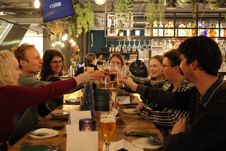 Bryan was eenzaam totdat een oproep zijn leven veranderde, nu organiseert hij met ‘zijn’ stichting een kerstdiner voor 180 lotgenoten