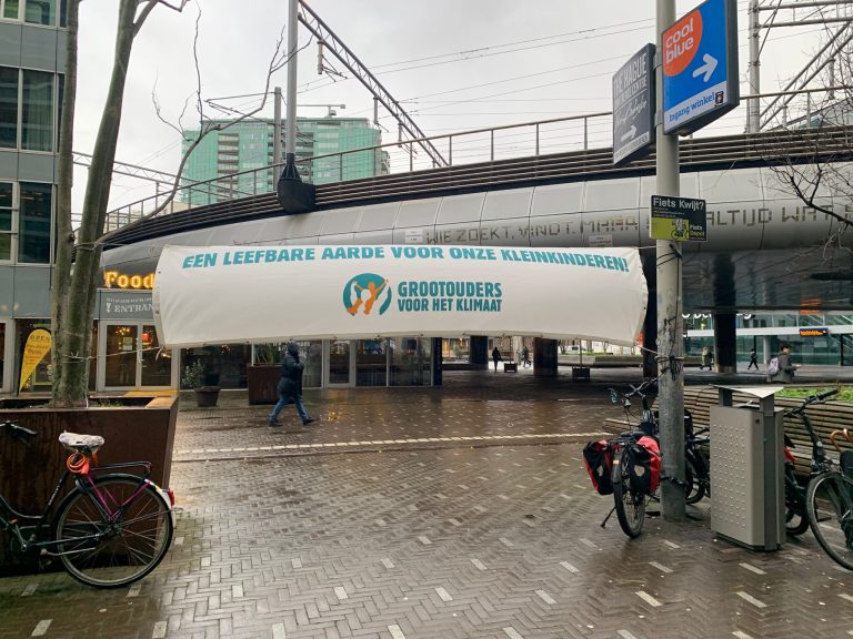 ‘Hallo minister, u heeft post!’: grootouders protesteren voor meer klimaatmaatregelen