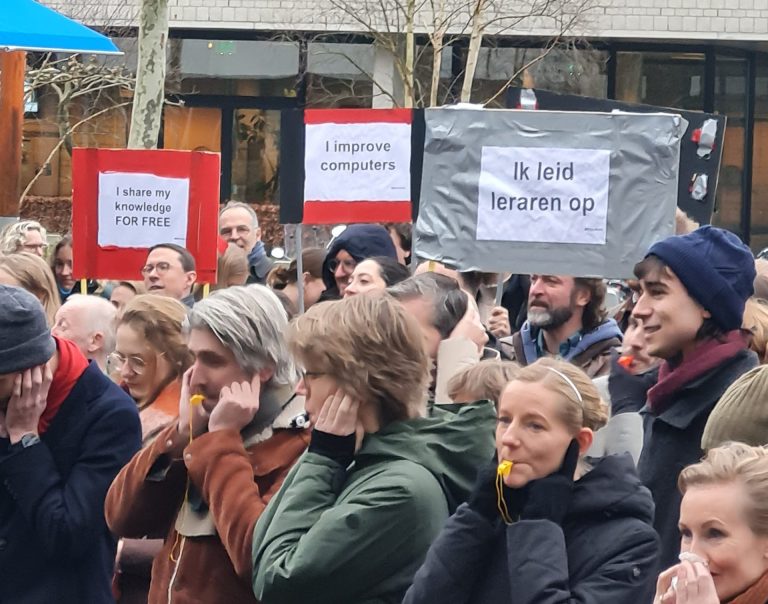 Tilburg University demonstreert tegen bezuinigingen op het onderwijs