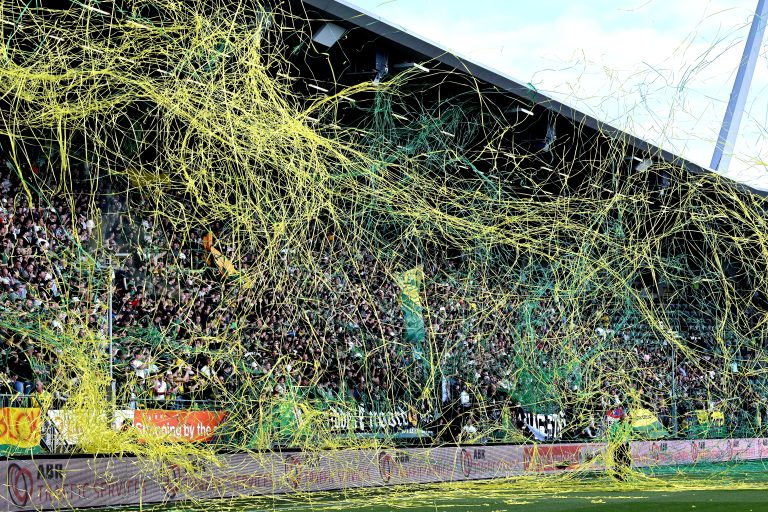 ADO Den Haag krijgt speciale verslaggevers voor de blindentribune: ‘We hebben nu een heel mooi nieuw systeem om mee te werken’