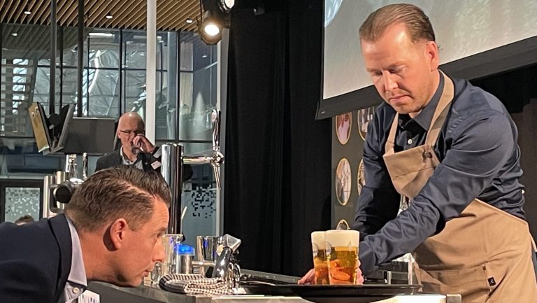 Deelnemers drinken biertje tegen spanning tijdens NK biertappen, want de jury let op alles: ‘Liggen de viltjes kaarsrecht?’