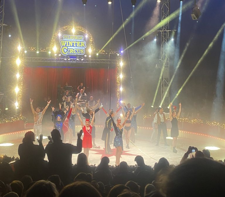 Dansende dieren en acrobatische artiesten: Tilburgs Wintercircus spectaculair geopend