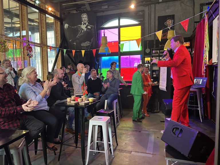 Bedrijfsborrel op Blue Monday omgetoverd tot carnavalsontbijt, “Wij zijn Alles Mar Nie Blaauw” 