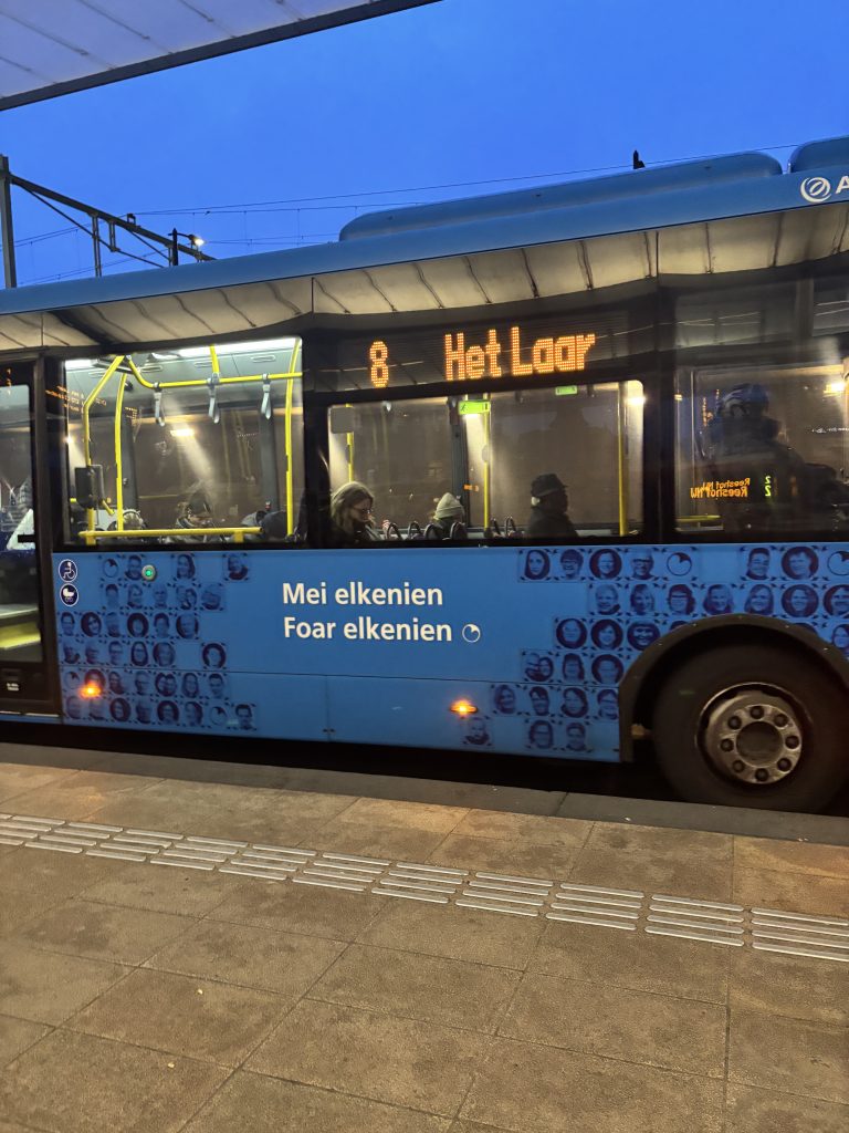 Friese bus rijdt plotseling op Tilburgse lijn: wat is er aan de hand?