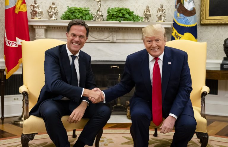 Opinie: ‘Rutte moet Trump betrokken houden bij de NAVO’