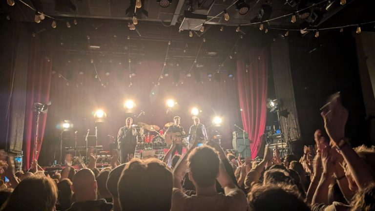 Mumford & Sons herontdekt zichzelf in intieme Melkweg-show