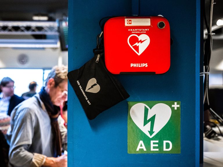 Een kapotte of missende AED: “Het is raar dat de wetgever dit toestaat bij levensreddende apparaten”