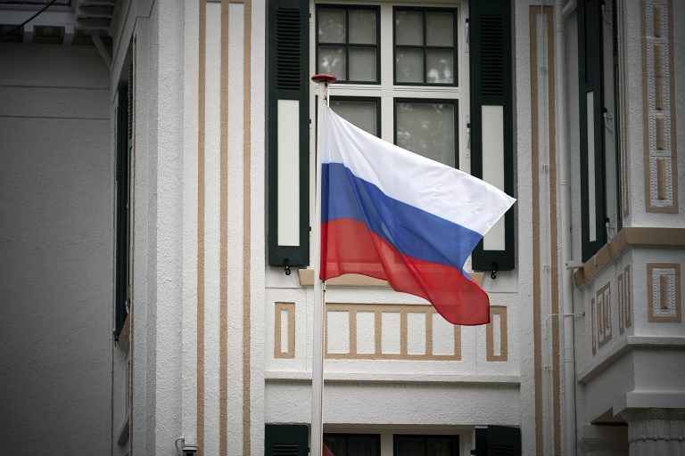 Uitstellen van vrede en een ondergeschikte delegatie: Rusland staat met twee voeten uit de boot