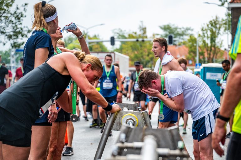 Op deze symptomen moet je volgens sportarts Guido letten tijdens het hardlopen