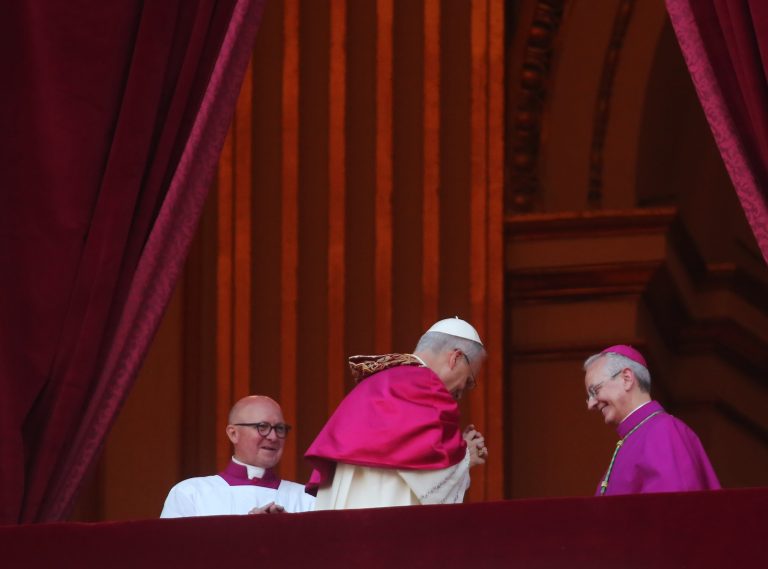 De rode mantel en de gebogen Christus: wat de nieuwe Paus ons wil vertellen