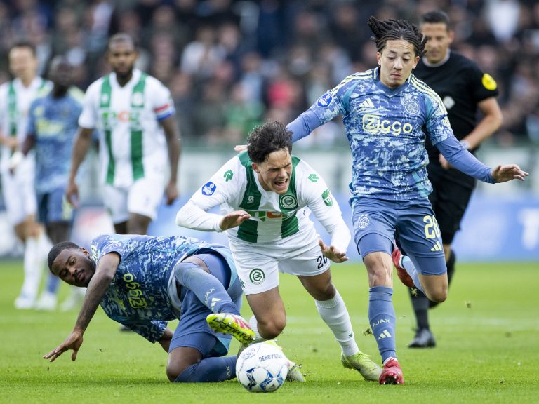 PSV neemt koppositie over van Ajax terwijl Almere City degradeert in een na laatste speelronde