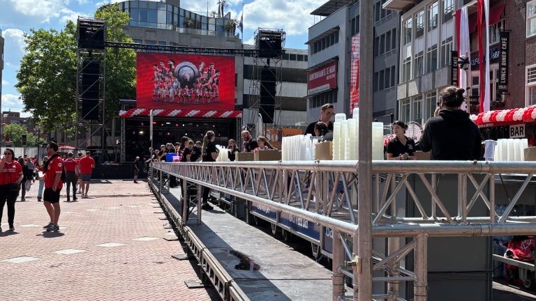 Eindhoven kleurt rood-wit: fans al vroeg van tevoren aanwezig