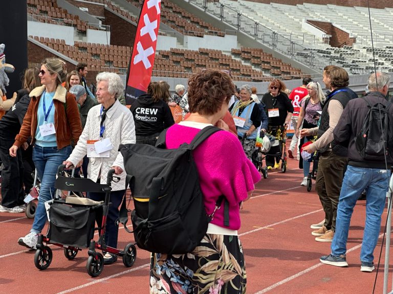 Ouderen komen met Nationale Rollatorloop samen in beweging