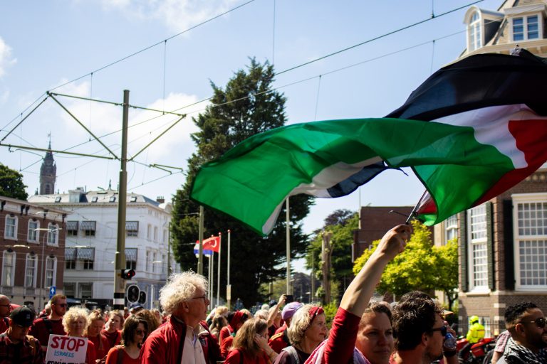 “Geen Nederlandse medeplichtigheid aan Israëls oorlogsmisdaden”: Het Rode Lijn protest in foto’s