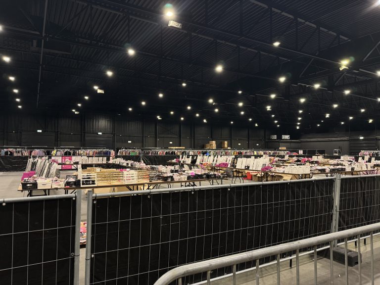 “Sample sales zijn niet dé oplossing”: de productie van kleding is niet bij te houden