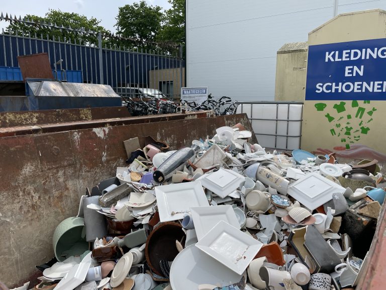 “Tachtig procent van de spullen heeft hergebruikswaarde”, deze kringloop gooit niks zomaar weg