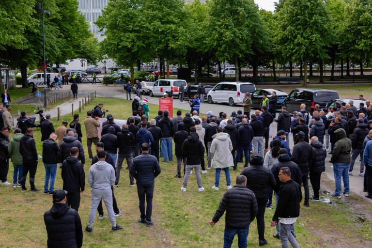 Taxi Protest Actie overhandigt petitie: “Het loopt de spuigaten uit”