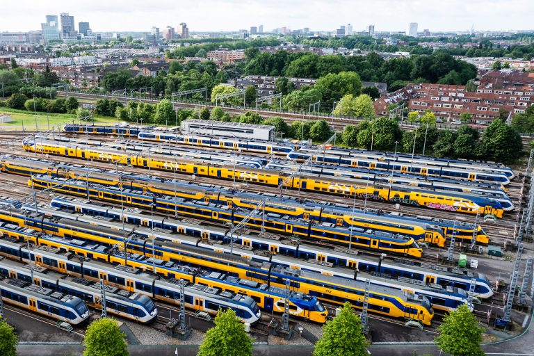 NS-medewerkers staken dinsdag in Noord-Holland en Oost-Nederland: ‘NS komt niet over de brug’