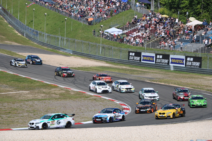 Een etmaal lang racen, vuurwerk en kampvuren: de 24 uur van de Nürburgring in foto’s
