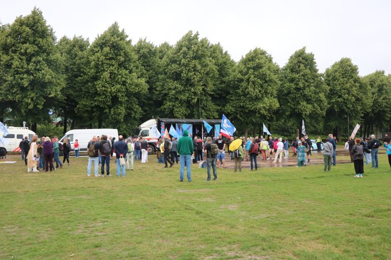 Honderdtal demonstranten verzamelt zich op Malieveld tijdens Navo-top in Den Haag