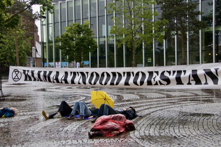 In de regen op de grond voor het klimaat: “Mensen hebben dit er voor over”