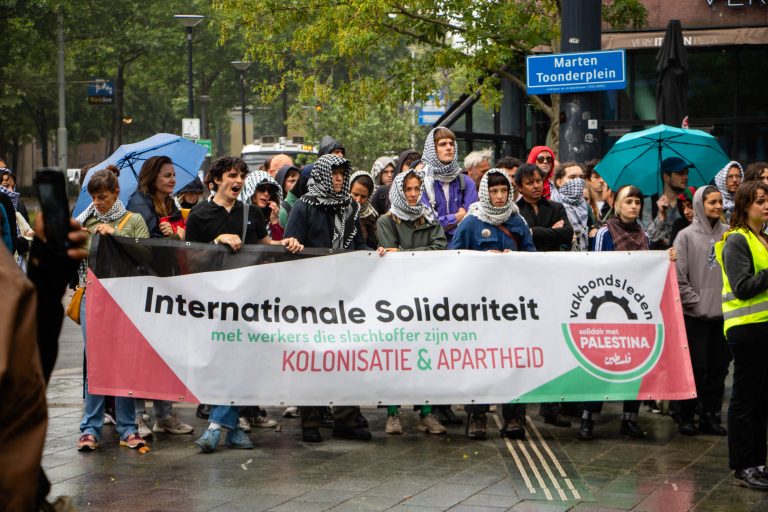 Demonstranten maken lawaai in Rotterdam voor Palestina