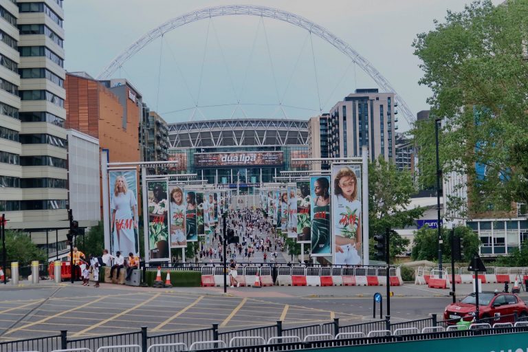 Wembley kookt over: Dua lipa zet 33 graden om in pure popvlammen ★★★★☆