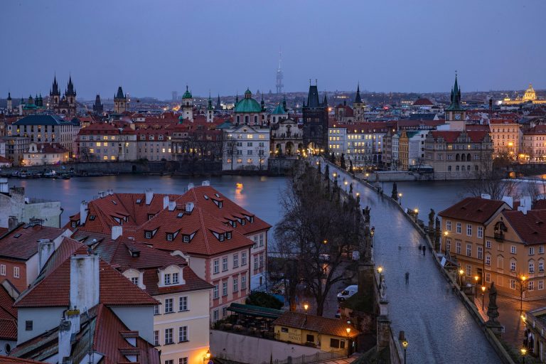 In Praag zegeviert het vrije woord, ondanks bedreigingen